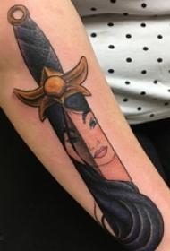 欧美匕首纹身 男生手臂上人物和匕首纹身图片