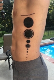 纹身圆形 男生侧腰上黑色的圆形纹身图片