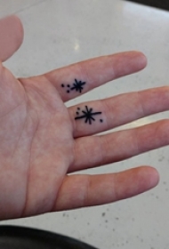 手掌小纹身 男生手掌上黑色的线条纹身图片