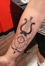 弓箭纹身 男生手臂上弓箭纹身图片