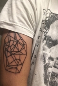 几何元素纹身 男生手臂上黑色的几何纹身图片