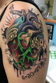 机械心脏纹身 男生大臂上彩色的心脏纹身图片