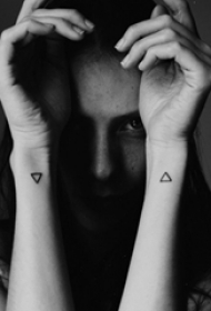 手部纹身小图案 女生手部纹身小图案