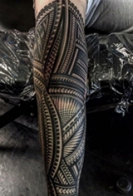 花臂纹身男生手臂上的线条花臂纹身图片