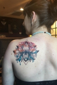 睡莲花纹身 女生背部睡莲花纹身图片