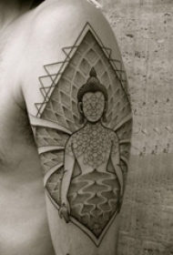 男生手臂上线条素描经典霸气纹身图案