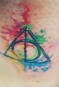几何元素纹身 男生大腿上彩色的几何纹身图片