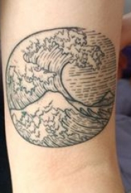 纹身浪花 女生手臂上黑色纹身浪花图片