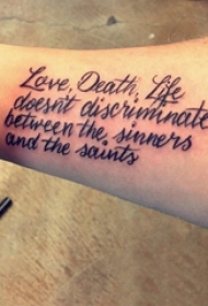 花体英文纹身 男生手臂上简单线条纹身花体英文纹身图片