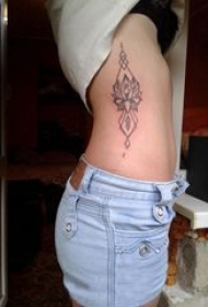 侧腰莲花纹身 女生侧腰上黑色的莲花纹身图片