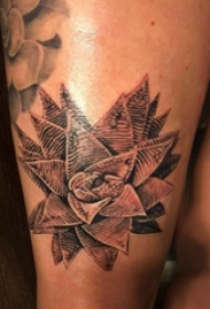 几何花朵纹身图案 女生大腿上几何花朵纹身图案