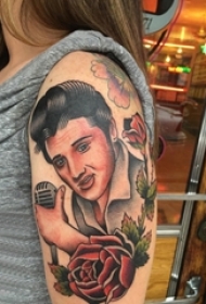 花朵人物纹身图案 女生大臂上花朵和人物肖像纹身图片