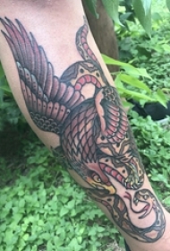 男生小腿上彩绘渐变简单线条小动物蛇和老鹰纹身图片