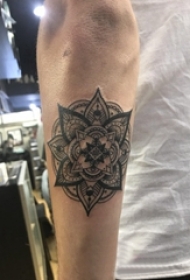 曼陀罗图案纹身 男生手臂上黑色的曼陀罗纹身图片