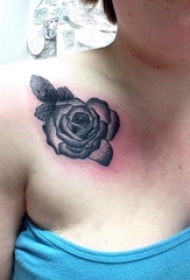 欧美玫瑰纹身 女生锁骨下欧美玫瑰纹身图片