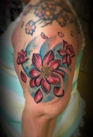 大臂纹身图 男生大臂上彩色的莲花纹身图片
