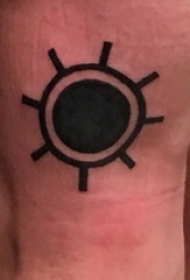 大腿纹身传统 男生大腿上黑色的几何纹身图片