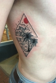 纹身侧腰男 男生侧腰上彩色的风景纹身图片