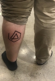 极简线条纹身 男生小腿上黑色的线条纹身图片