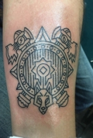 欧美小腿纹身 男生小腿上黑色的盾牌纹身图片
