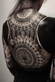 纹身梵花女生后背上大面积梵花图腾纹身图片