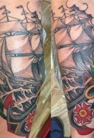 男生小腿上彩绘简单线条植物花朵和帆船纹身图片