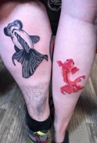 水墨金鱼纹身 情侣小腿上可爱的金鱼纹身图片