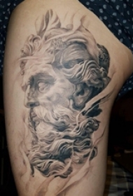 大腿纹身图女 女生大腿上黑灰人物肖像纹身图片