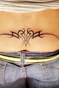 后腰纹身 女生后腰上黑色的图腾纹身图片