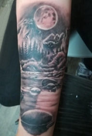 男生手臂上黑灰素描点刺技巧文艺风景经典纹身图片