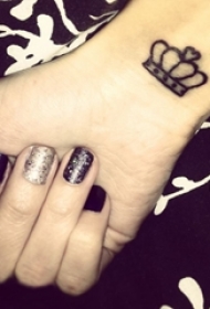 女生手腕上黑色线条文艺皇冠纹身图片