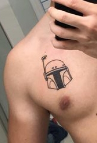 头盔纹身 男生胸部黑色的头盔纹身图片