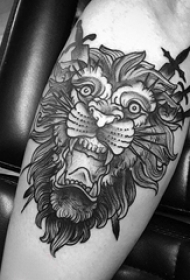 狮子头纹身图片小腿上黑色双剑刺入狮子头纹身图片