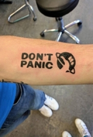 星球英文纹身 男生手臂上文艺星球英文纹身图片