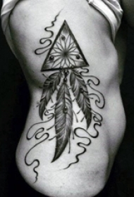 捕梦网纹身图 女生侧腰上黑色的捕梦网纹身图片