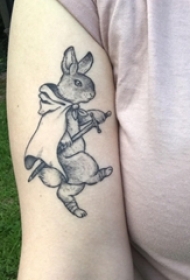 纹身兔 女生手臂上黑灰兔子纹身图片