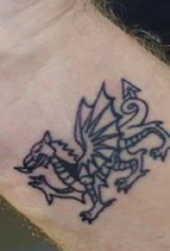 飞龙纹身图 男生手腕上黑色的飞龙纹身图片