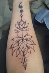 睡莲花纹身 女生手臂上黑色的莲花纹身图片