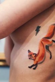 彩色狐狸纹身 女生侧腰上活泼的狐狸纹身图片