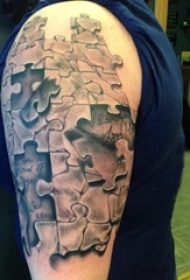 欧美拼图纹身 男生大臂上黑色的拼图纹身图片