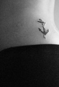 欧美船锚纹身 女生腰部黑色纹身欧美船锚纹身图片