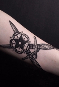 匕首纹身图案 女生手臂上匕首纹身图案