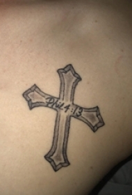 纹身小十字架 男生背部简单十字架纹身图片