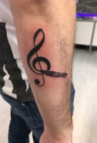 手臂纹身素材 男生手臂上黑色的音符纹身图片