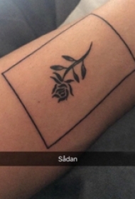 纹身 小玫瑰 男生手臂上长方形和玫瑰纹身图片