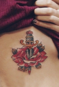 花朵纹身 女生侧腰上花朵和匕首纹身图片