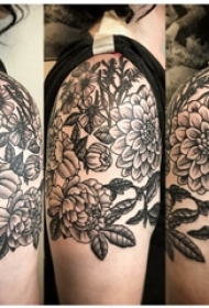 文艺花朵纹身 女生手臂上黑色纹身花朵图片