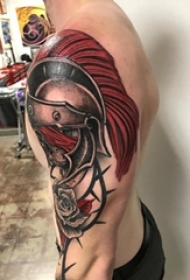 双大臂纹身 男生大臂上彩色的头盔纹身图片
