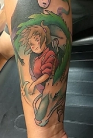 男生手臂上彩绘渐变简单线条卡通人物和龙纹身图片