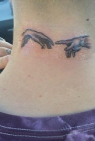 后颈部纹身 男生后颈部黑色的手纹身图片